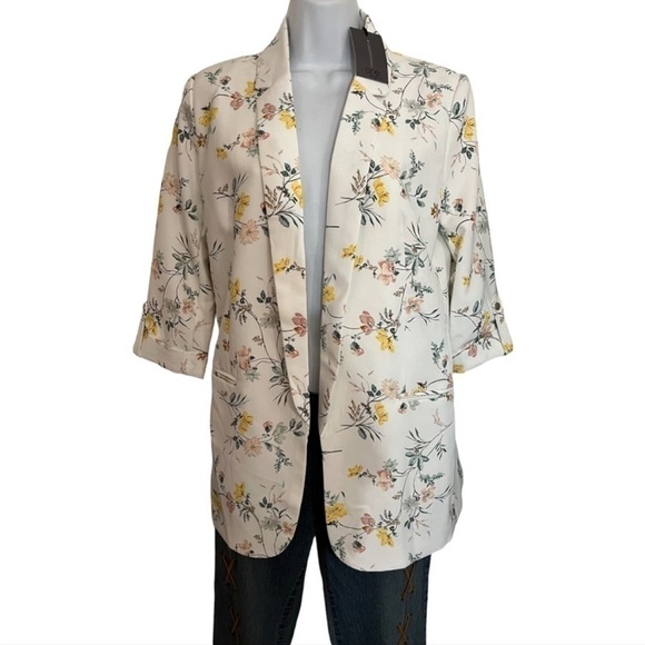 one by chapter one Jackets & Blazers - EUC  one by chapter one floral blazer